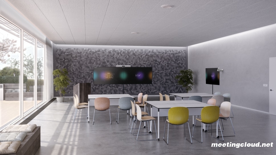 大型簡報室中的 Webex Room Kit Pro，具有雙屏設置并與 Webex PTZ 4K 攝像頭相結合。